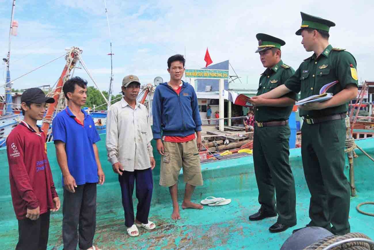 Bộ đội Biên phòng tỉnh Cà Mau tuyên truyền chống khai thác IUU tại cửa biển Sông Đốc. (Ảnh TL)