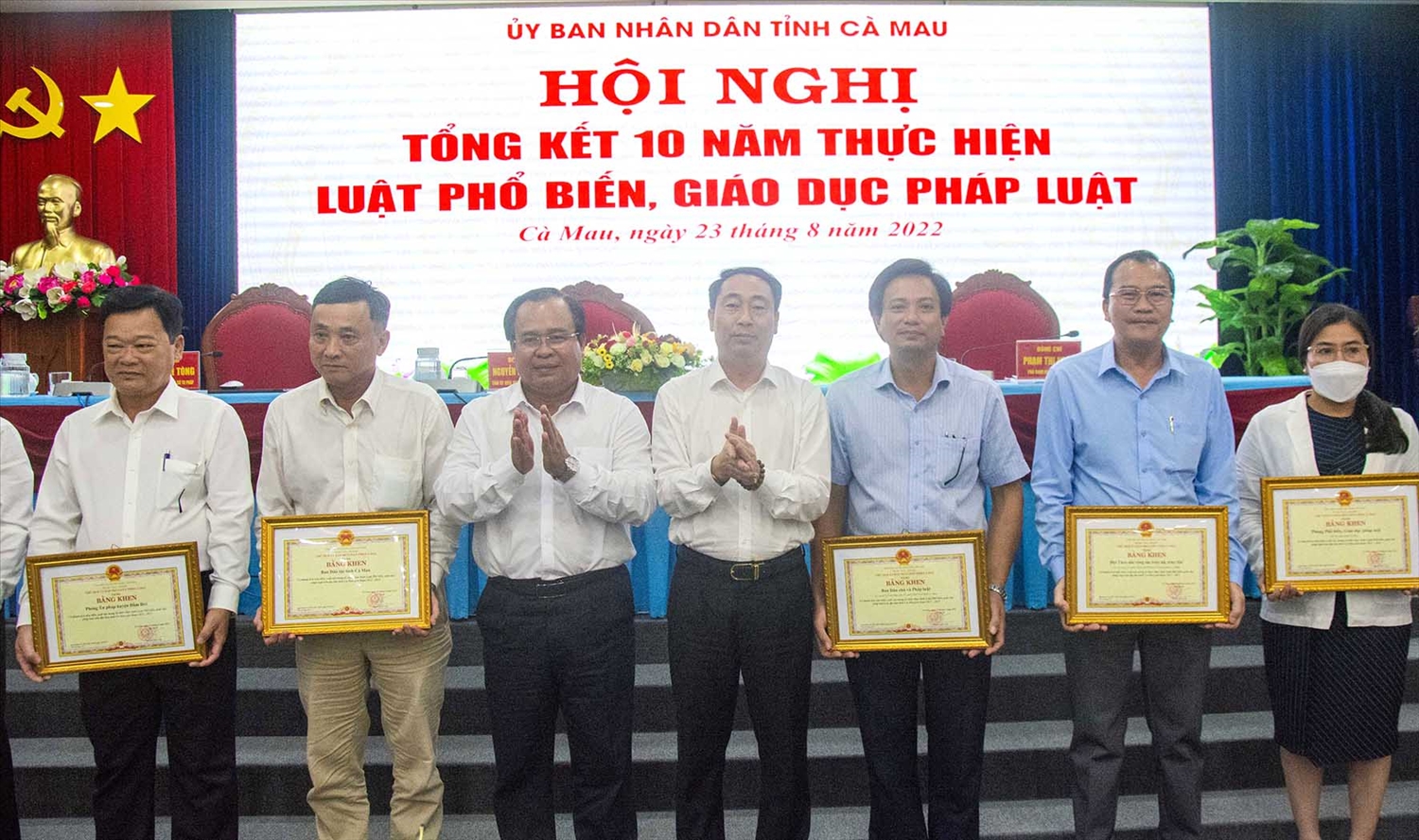 Ông Nguyễn Minh Luân - Phó Chủ tịch UBND tỉnh đã trao Bằng khen đến cho 12 tập thể. Trong đó, có Ban Dân tộc tỉnh Cà Mau