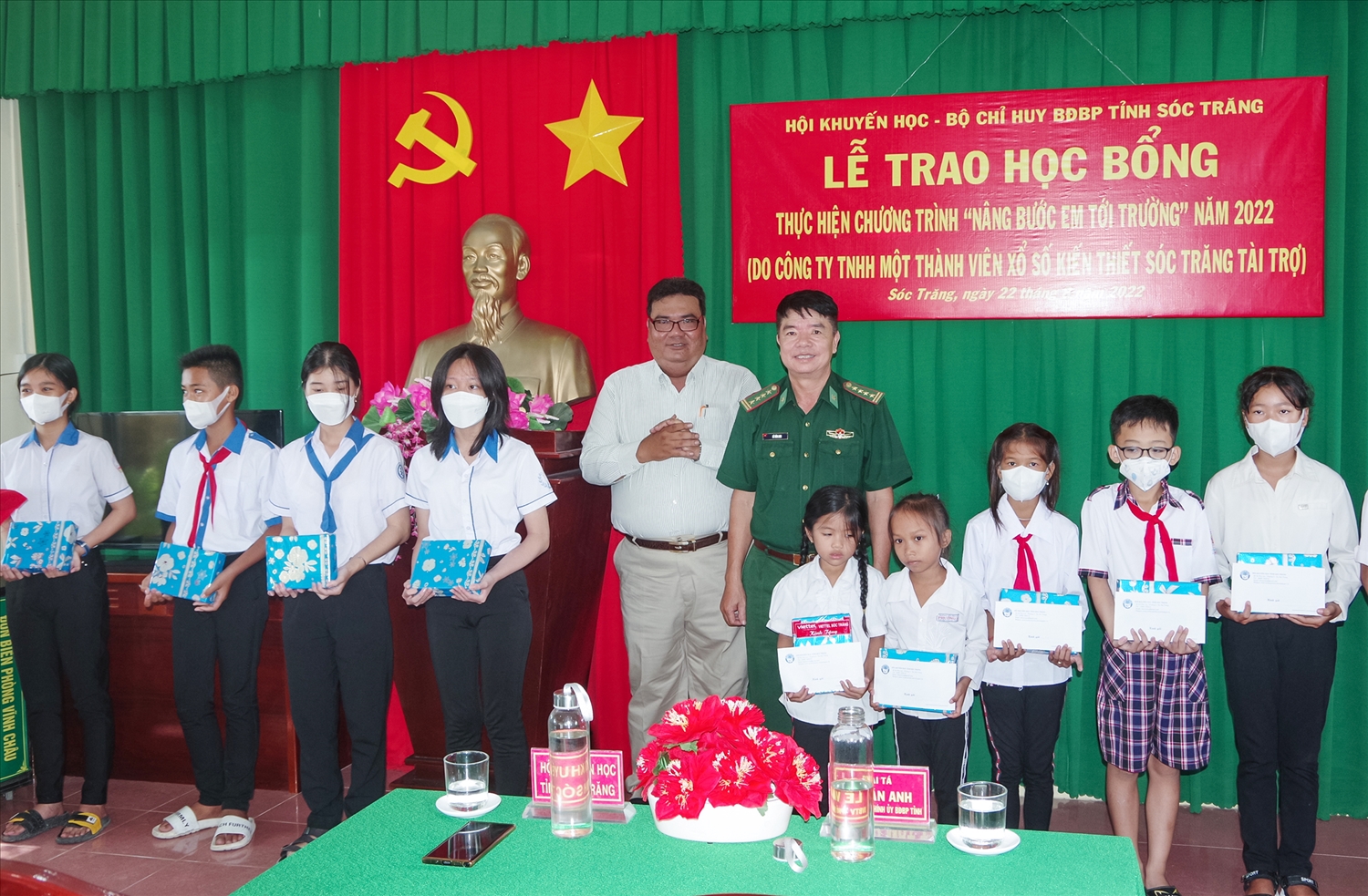Đại diện lãnh đạo BĐBP tỉnh và Hội Khuyến học tỉnh Sóc Trăng trao học bổng cho các em học sinh