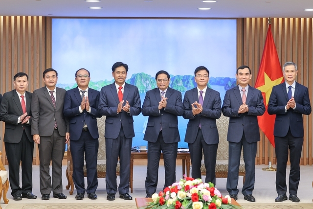 Thủ tướng chụp ảnh lưu niệm cùng Đoàn đại biểu Bộ Tư pháp Lào - Ảnh: VGP/Nhật Bắc