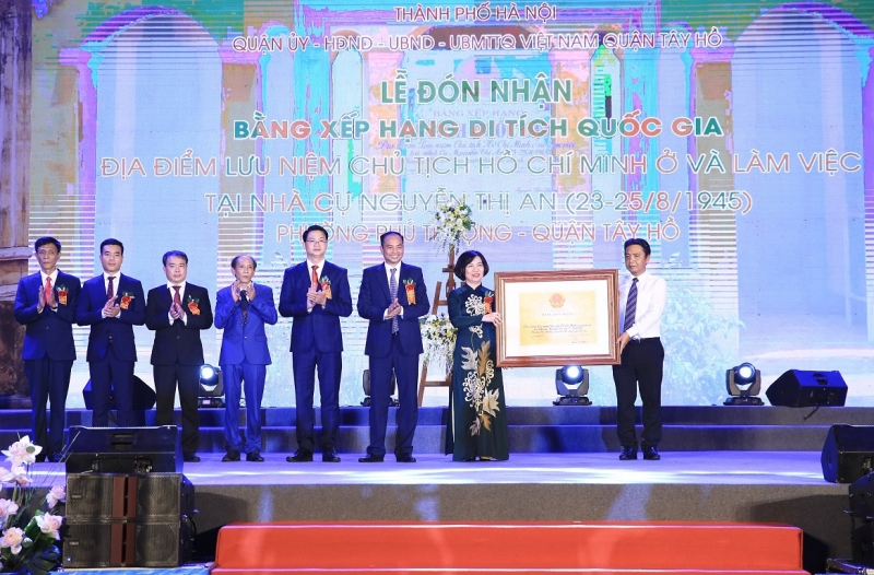 Lãnh đạo địa phương và đại diện gia đình cụ Nguyễn Thị An đón Bằng xếp hạng di tích quốc gia tối 23/8.