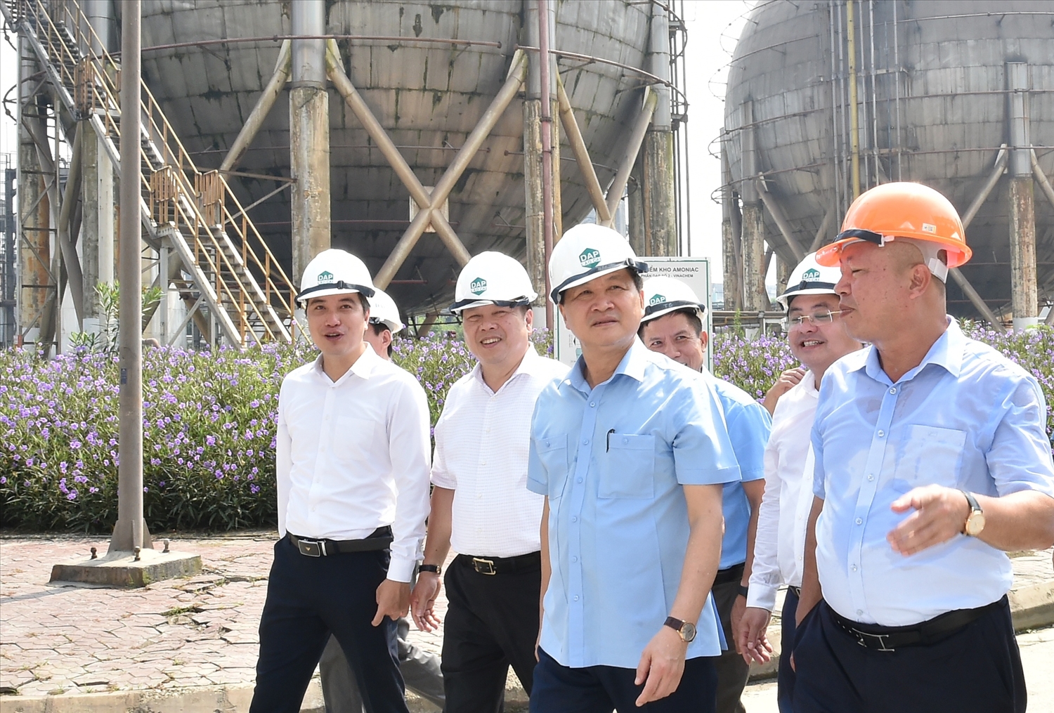 Phó Thủ tướng Lê Minh Khái kiểm tra Nhà máy sản xuất phân bón DAP-2 Lào Cai. Ảnh VGP/Trần Mạnh