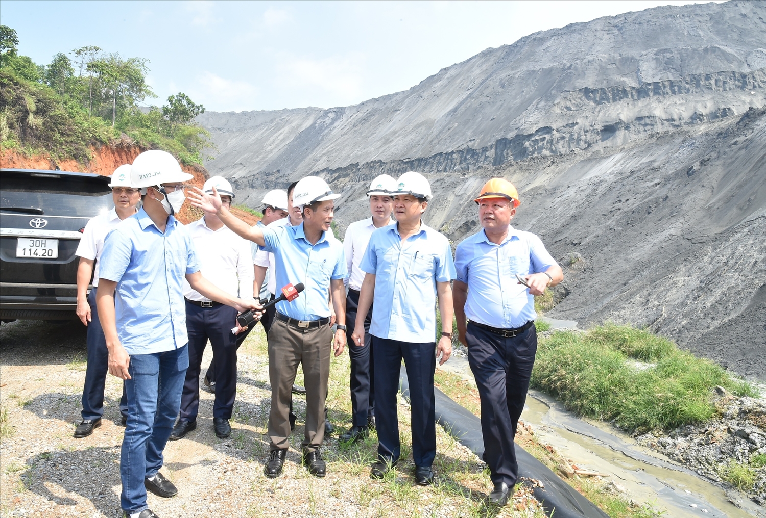 Phó Thủ tướng Lê Minh Khái kiểm tra khu vực bãi thải rắn của Nhà máy DAP-2 Lào Cai. Ảnh VGP/Trần Mạnh