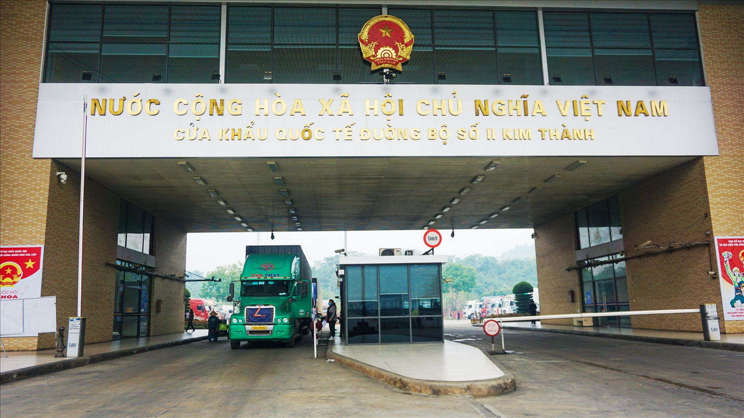 Việc thông quan tại Cửa khẩu Lào Cai đang gặp khó khăn do thiếu lái xe trung chuyển