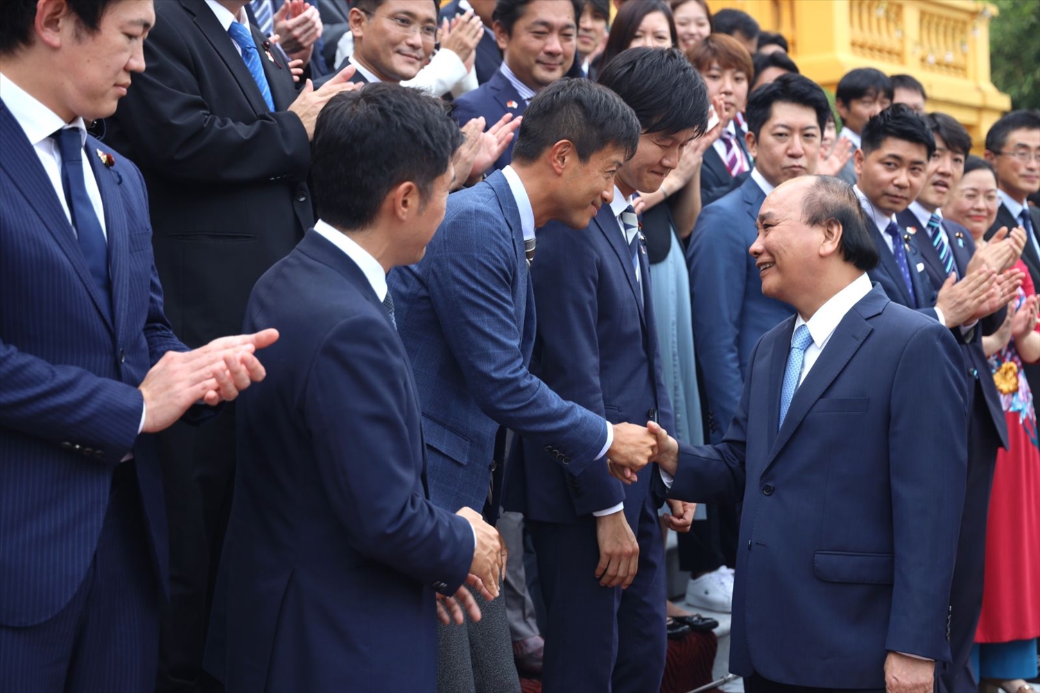 Chủ tịch nước và các nghị sĩ, thanh niên Nhật Bản. Ảnh: VPCTN