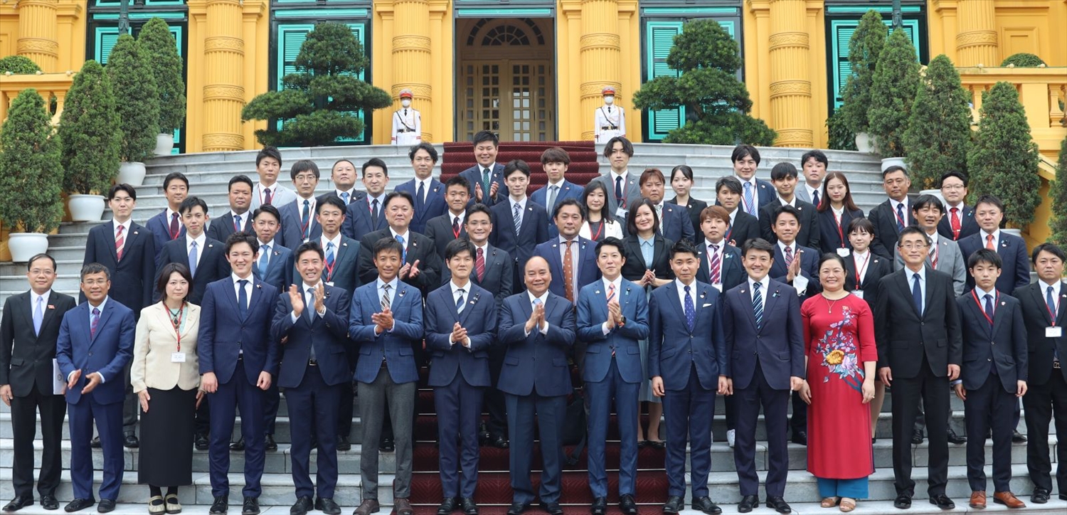 Chụp ảnh lưu niệm với các nghị sĩ, thanh niên Nhật Bản tại Phủ Chủ tịch. Ảnh: VPCTN