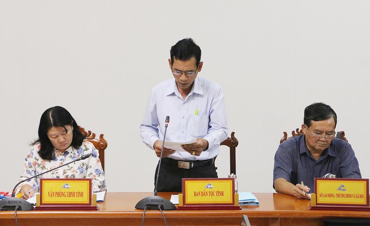 Ông Chau Anne - Phó Trưởng Ban Dân tộc tỉnh báo cáo với Đoàn công tác