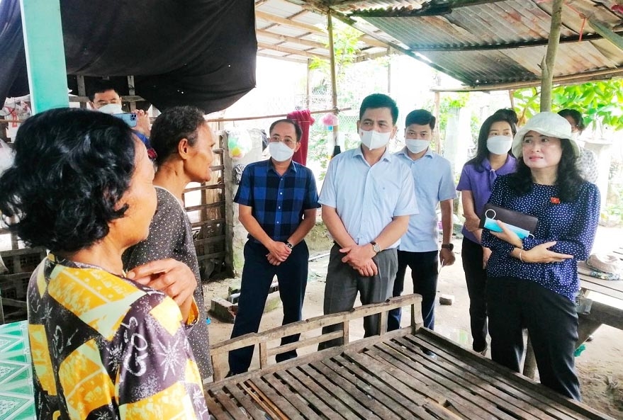 Đoàn giám sát đến thăm hỏi hộ gia đình dân tộc Khmer tại huyện miền núi Tịnh Biên