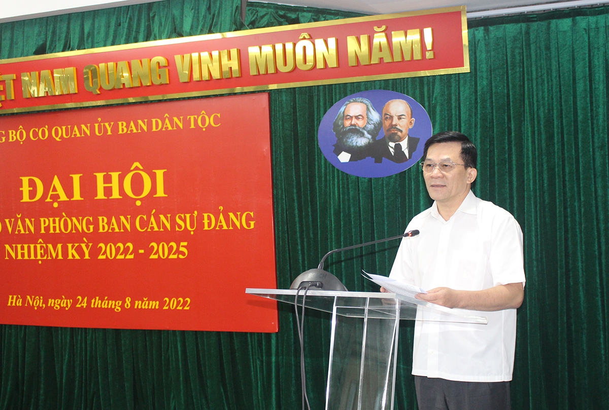 Bí thư Đảng ủy, Thứ trưởng, Phó Chủ nhiệm UBDT Nông Quốc Tuấn phát biểu chỉ đạo tại Đại hội