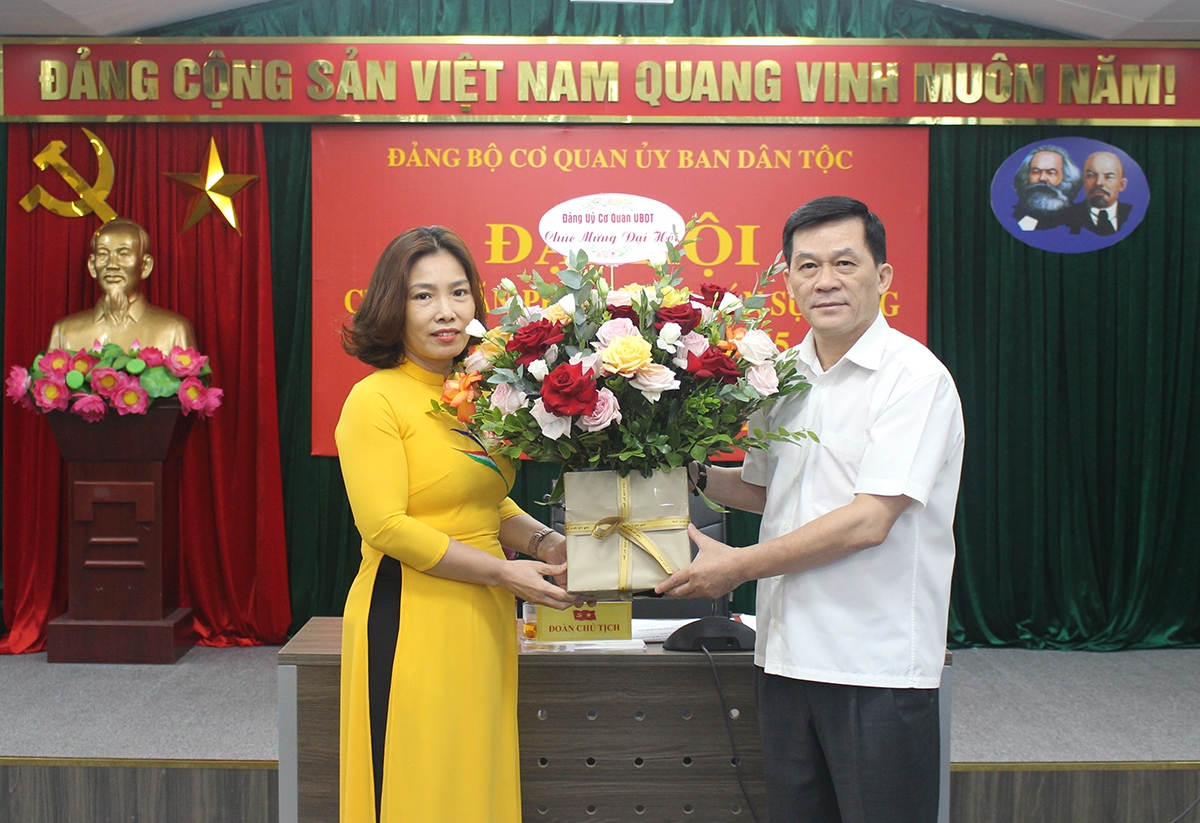 Bí thư Đảng ủy, Thứ trưởng, Phó Chủ nhiệm UBDT Nông Quốc Tuấn, chúc mừng đồng chí Nguyễn Thu Minh - Chánh Văn phòng Ban Cán sự Đảng tái đắc cử chức vụ Bí thư Chi bộ