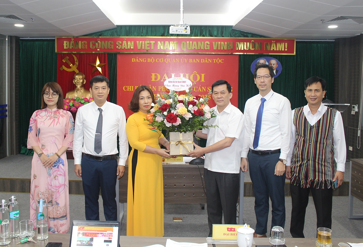 Bí thư Đảng ủy, Thứ trưởng, Phó Chủ nhiệm UBDT Nông Quốc Tuấn thay mặt Đảng ủy chúc mừng thành công của Đại hội Chi bộ Văn phòng Ban Cán sự Đảng nhiệm kỳ 2022 - 2025