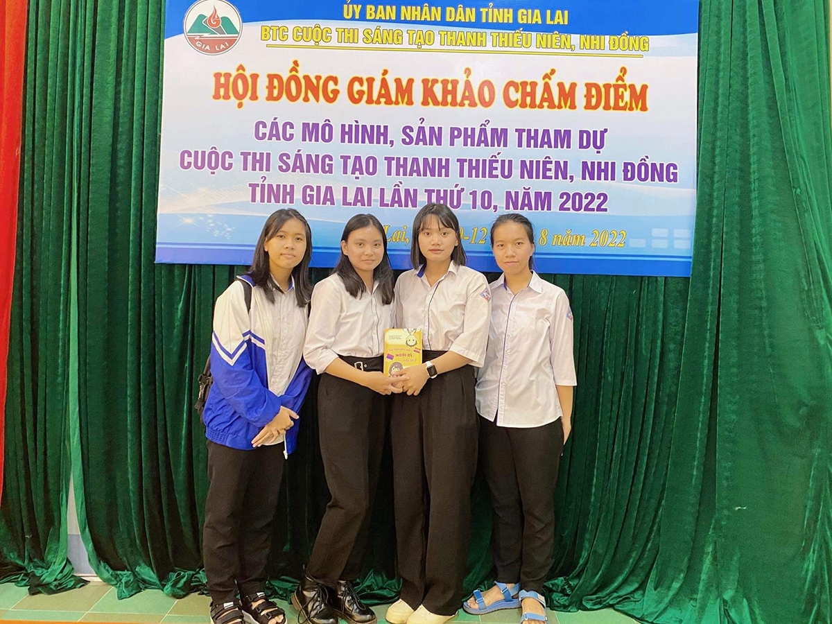 Nhóm học sinh Trường THPT Nguyễn Bỉnh Khiêm (huyện Chư Sê) xuất sắc đạt giải Nhất, với mô hình “Truyện giáo dục giới tính và sức khỏe sinh sản dành cho vị thành niên”