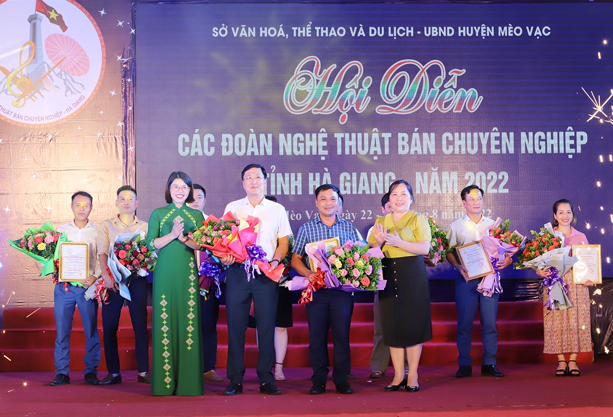 Ban Tổ chức trao giải A toàn đoàn cho hai huyện Mèo Vạc, Đồng Văn