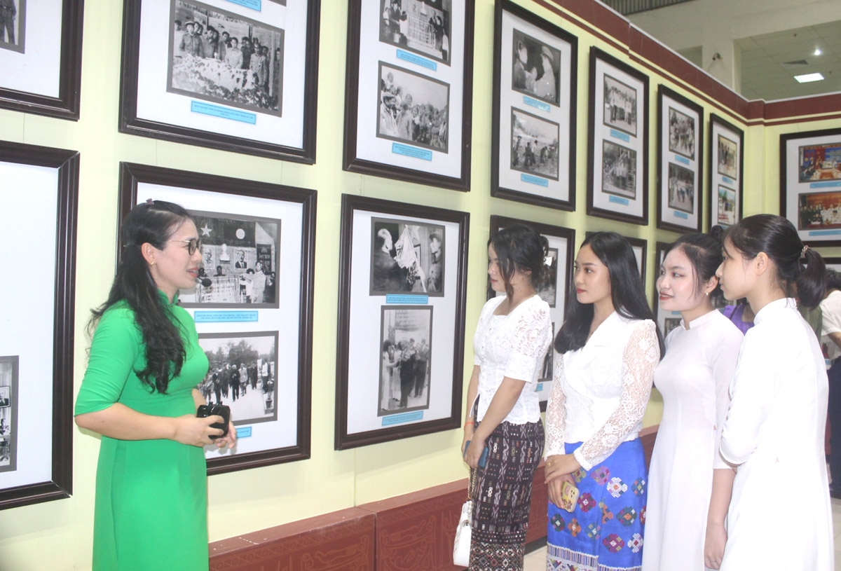 Các sinh viên Lào học tập tại Thanh Hóa tham quan hình ảnh tại Triển lãm