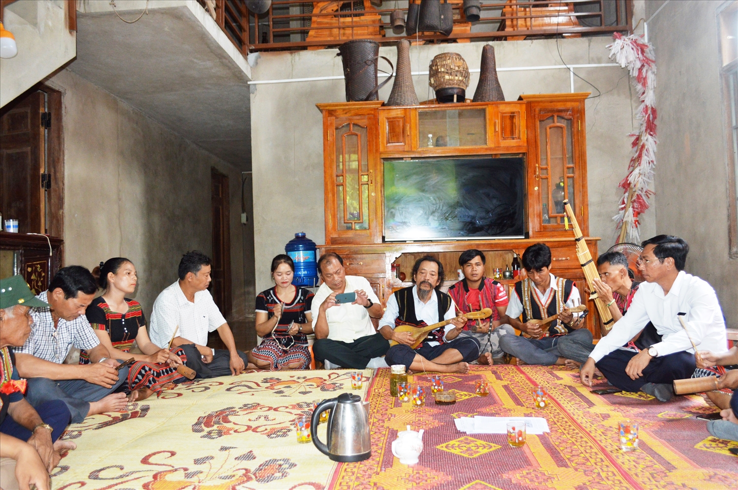 Đoàn công tác Ban Dân tộc HĐND tỉnh tìm hiểu và thưởng thức biểu diễn âm nhạc dân gian của CLB đàn hát dân ca Pa Kô tại xã Tà Rụt, huyện Đakrông. (Ảnh: ĐV)