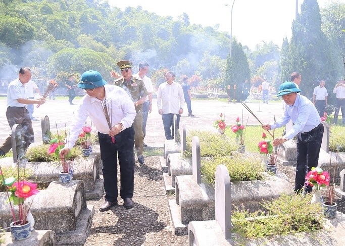 Lãnh đạo Tỉnh Thanh Hóa và lãnh đạo tỉnh Hủa Phăn thắp hương tại các phần mộ liệt sĩ