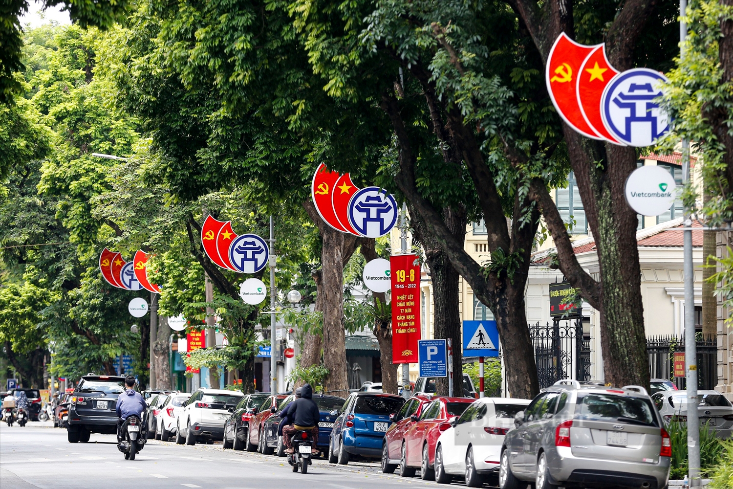 Phố Ngô Quyền (quận Hoàn Kiếm) trang hoàng bởi các cụm trang trí biểu tượng Hà Nội gắn với cờ Tổ quốc và cờ Đảng.