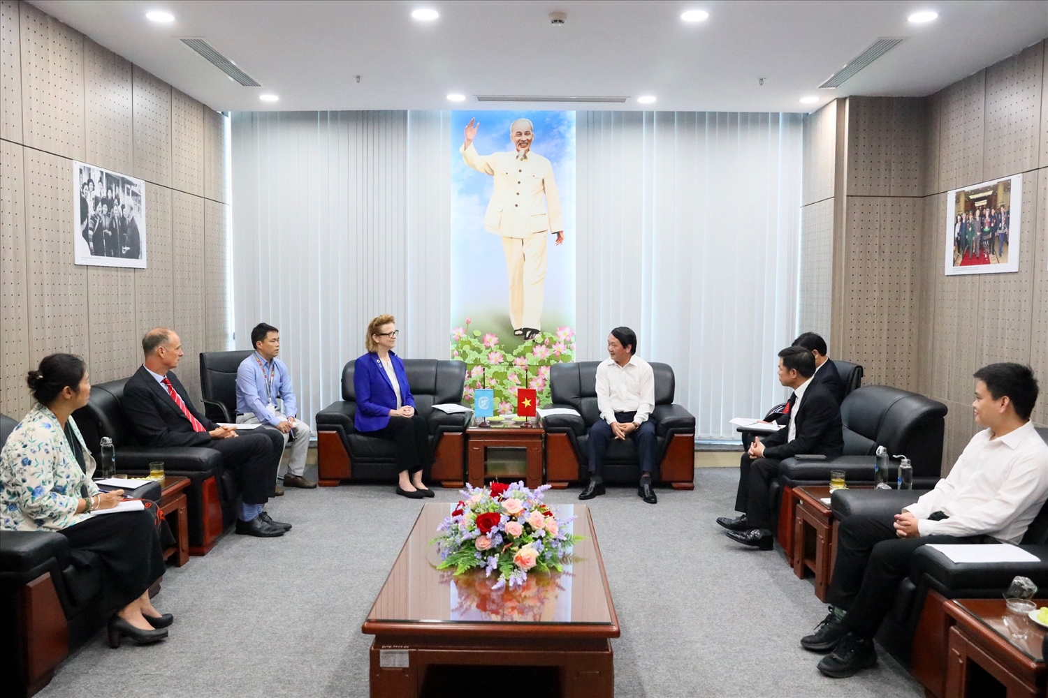 Bộ trưởng, Chủ nhiệm Hầu A Lềnh ghi nhận và cảm ơn sự hỗ trợ của UNDP, đặc biệt là cá nhân bà Caitlin Wiesen đối với sự phát triển của Việt Nam nói chung, vùng đồng bào DTTS của Việt Nam nói riêng trong nhiều năm qua