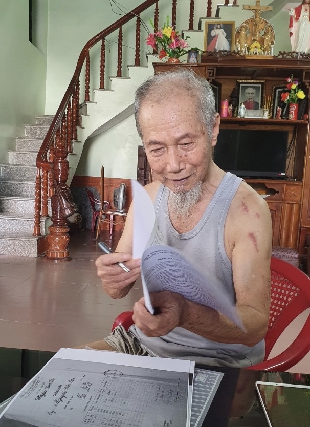 Ông Nguyễn Văn Tài cầm sổ đỏ gia đình bị tẩy xóa, sửa chữa