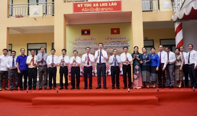 Lãnh đạo tỉnh Thanh Hóa và tỉnh Hủa Phăn trong buổi lễ bàn giao ký túc xá phục vụ sinh viên Lào tại Trường ĐH Hồng Đức