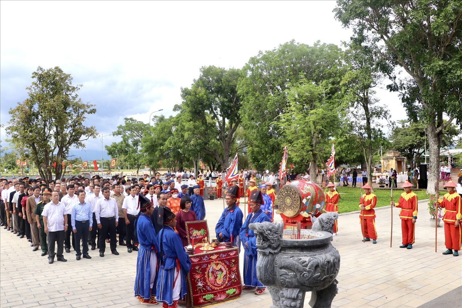 Các đại biểu dâng hương tại Điện thờ Tây Sơn Tam Kiệt, thị xã An Khê, Gia Lai