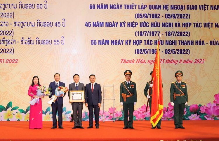 Lãnh đạo tỉnh Hủa Phăn Trao tặng Huân chương Phát triển hạng Nhất cho tỉnh Thanh Hóa