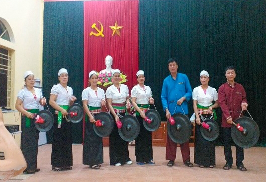 Ông Nguyễn Văn Hiện (áo xanh) cùng đội múa cồng trong thôn Đồng Rằng, xã Đông Xuân, huyện Quốc Oai, TP. Hà Nội