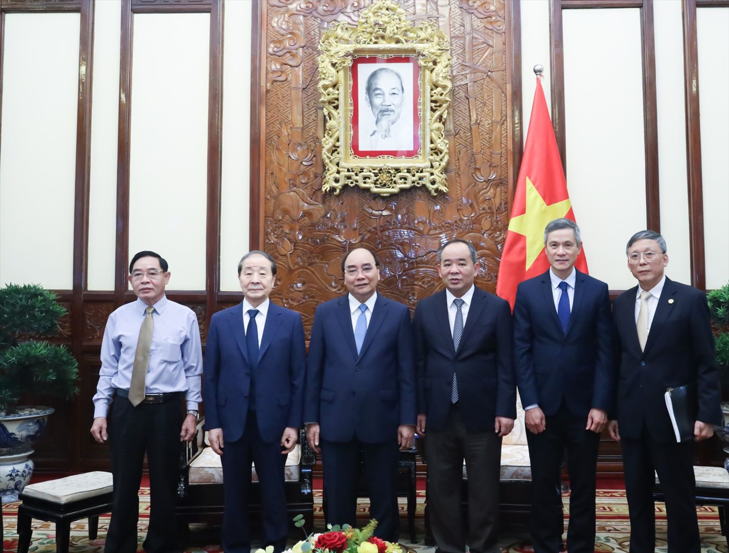 Chủ tịch nước Nguyễn Xuân Phúc với các đại biểu chụp ảnh chung. Ảnh: VPCTN