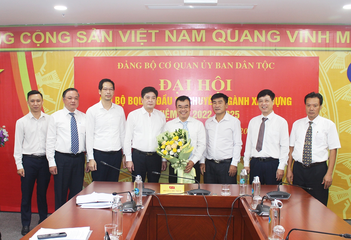 Đồng chí Nguyễn Mạnh Huấn tặng hoa chúc mừng thành công của Đại hội và chụp ảnh lưu niệm cùng Chi bộ