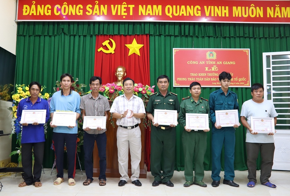  Lãnh đạo UBND huyện An Phú tặng Giấy khen cho các quần chúng