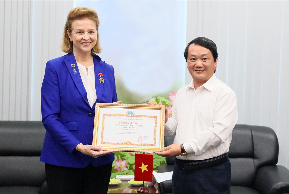 Bộ trưởng, Chủ nhiệm Ủy ban Dân tộc Hầu A Lềnh trao tặng bà Caitlin Wiesen - Trưởng đại diện Thường trú UNDP tại Việt Nam Kỷ niệm chương “Vì sự nghiệp phát triển các dân tộc”