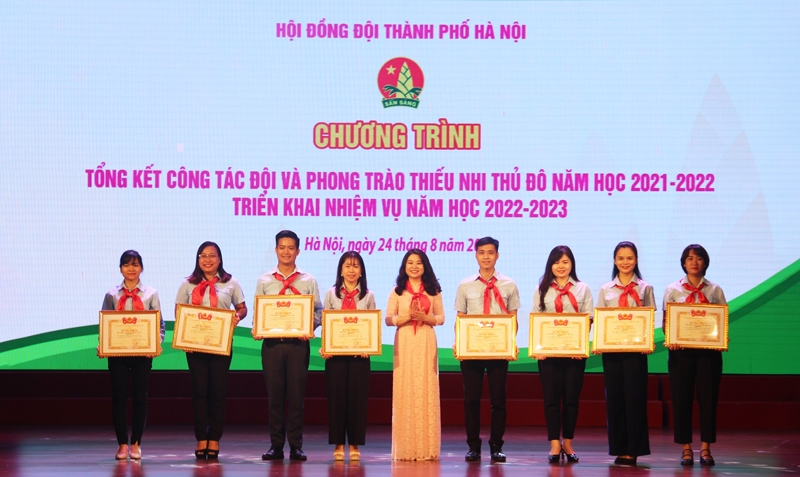 Bí thư Thành đoàn Hà Nội Chu Hồng Minh trao tặng Bằng khen cho các hội đồng Đội đạt thành tích xuất sắc