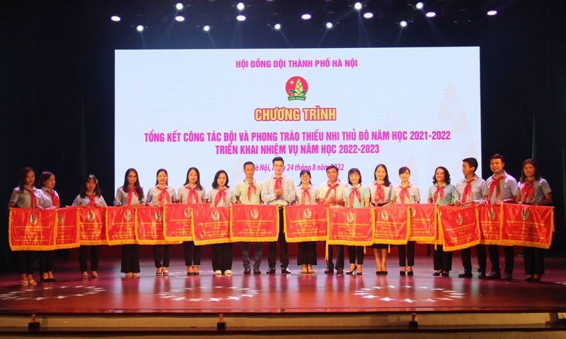 Phó Bí thư Thành đoàn Hà Nội Đào Đức Việt trao Cờ đơn vị xuất sắc cho các liên đội