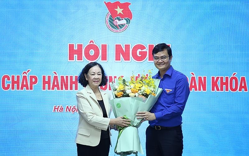 Đồng chí Trương Thị Mai tặng hoa chúc mừng tân Bí thư thứ nhất Trung ương Đoàn Thanh niên Cộng sản Hồ Chí Minh Bùi Quang Huy