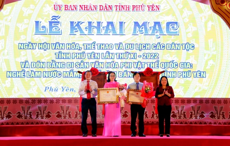 Lãnh đạo UBND tỉnh Phú Yên trao Bằng di sản văn hóa phi vật thể quốc gia Nghề làm nước mắm và Nghề làm bánh tráng Phú Yên của Bộ VH-TT-DL cho lãnh đạo Sở VH-TT-DL