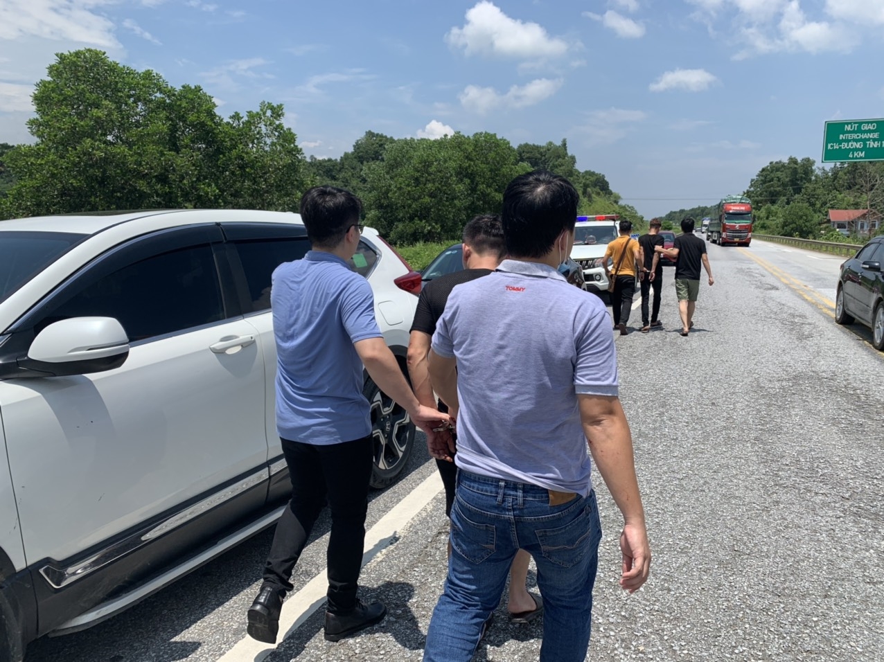 Các đối tượng bị bắt khi đang lưu thông trên tuyến cao tốc Nội Bài-Lào Cai
