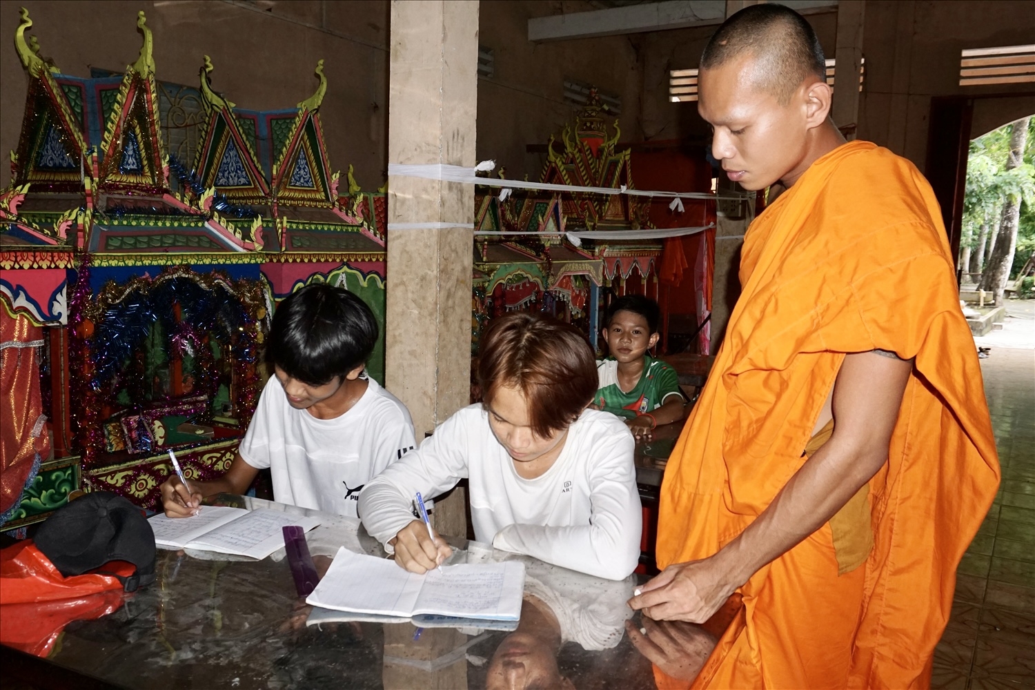 Các em học sinh chăm chú đánh vần chữ Khmer