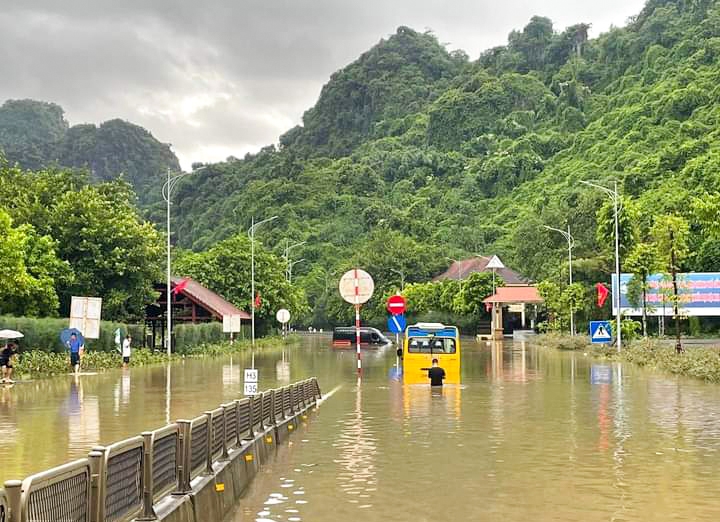 Khu vực Đèo bụt, phường Quang Hanh hiện tại vẫn đang ngập sâu, ách tắc đường