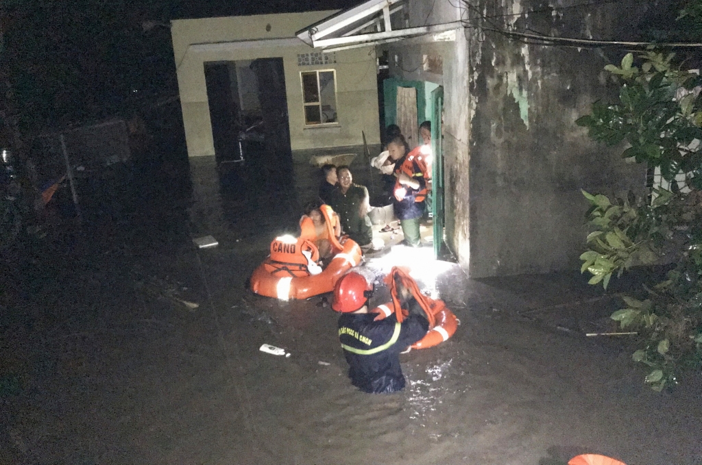 Di chuyển 38 hộ dân Uông Bí bị ngập trong nước 