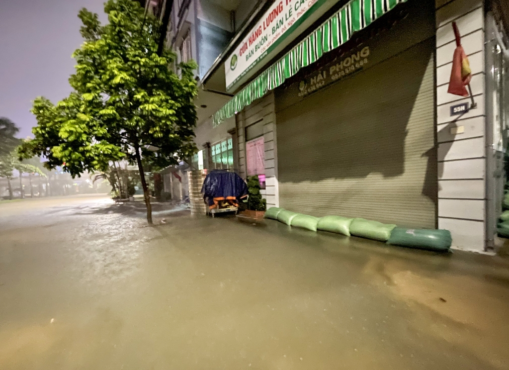 Người dân ở phường Yết Kiêu phải kê chắn để tránh nước ngập vào nhà