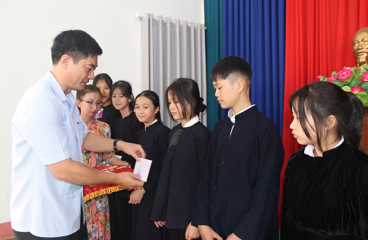Thầy cô và các em học sinh Trường PTDT Nội trú THCS huyện Krông Năng diện trang phục truyền thống để đón đoàn công tác của Ủy ban Dân tộc