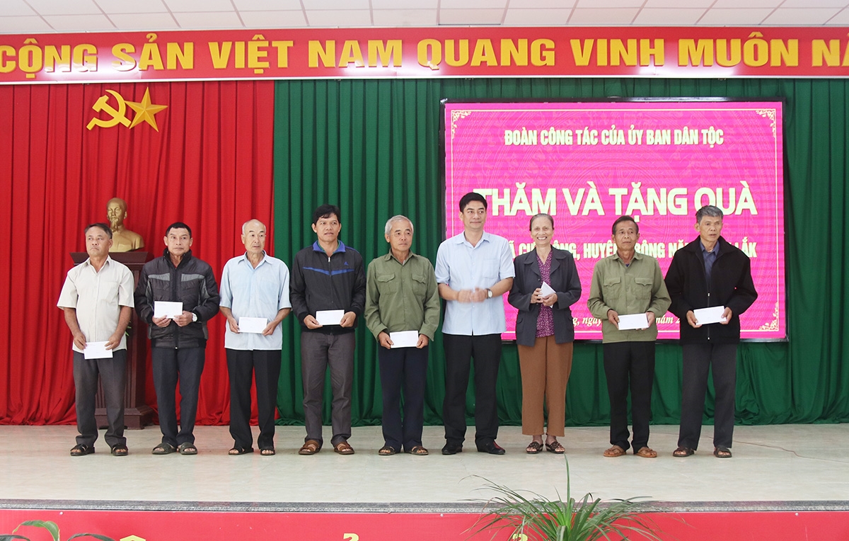 Thứ Trưởng, Phó Chủ nhiệm Ủy ban Dân tộc Y Vinh Tơr tặng quà cho Người có uy tín tại xã Xã Cư Klông (huyện Krông Năng, Đắk Lắk)