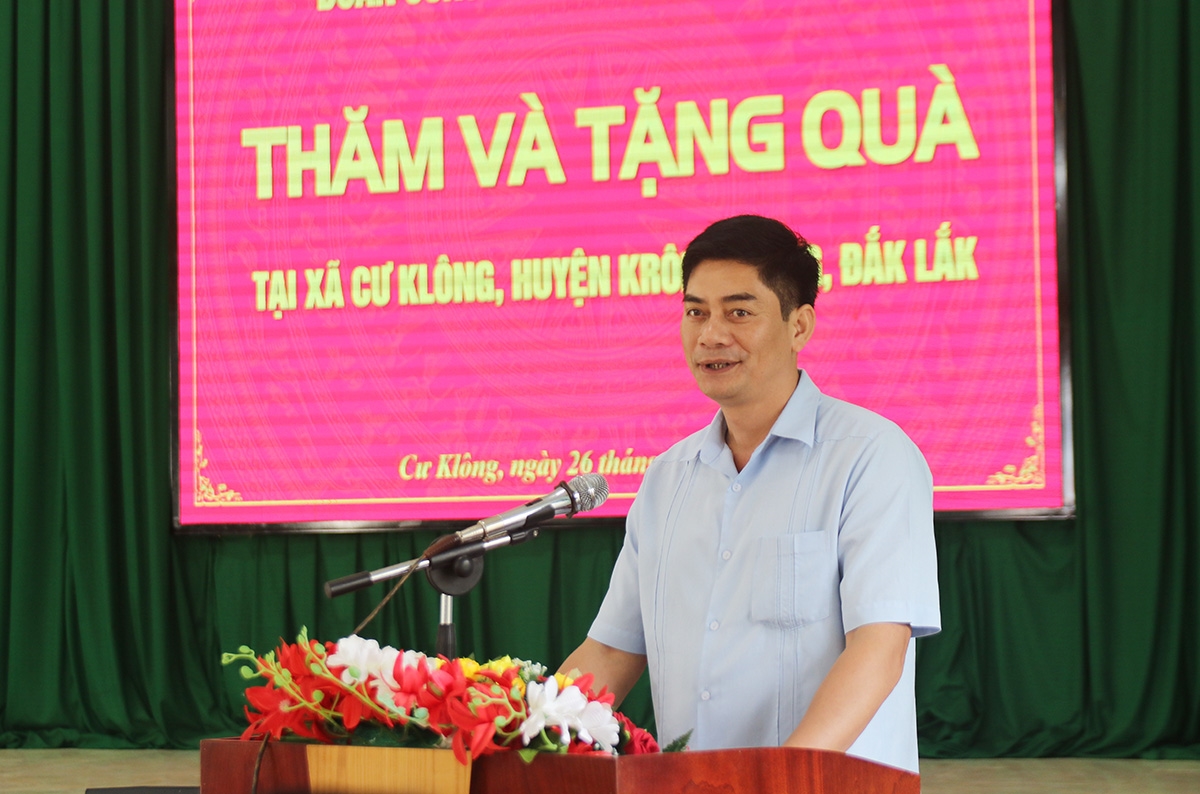 Thứ Trưởng, Phó Chủ nhiệm Ủy ban Dân tộc Y Vinh Tơr phát biểu tại buổi trao tặng quà