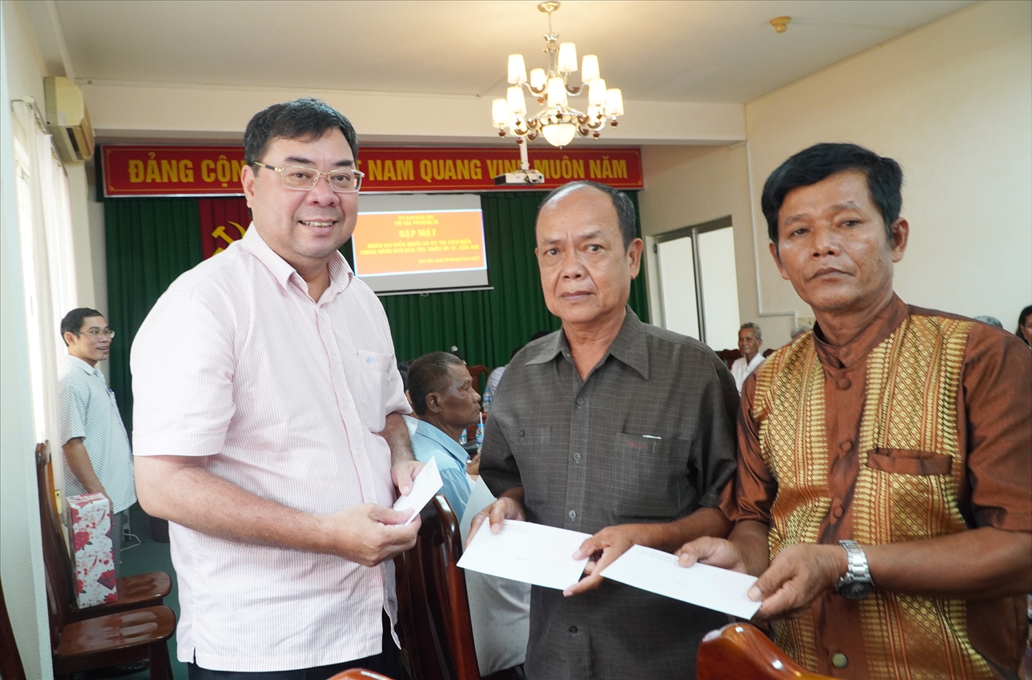 Ông Tào Việt Thắng - Vụ Phó phụ trách Vụ Địa phương III trao quà cho từng Người có uy tín của Đoàn