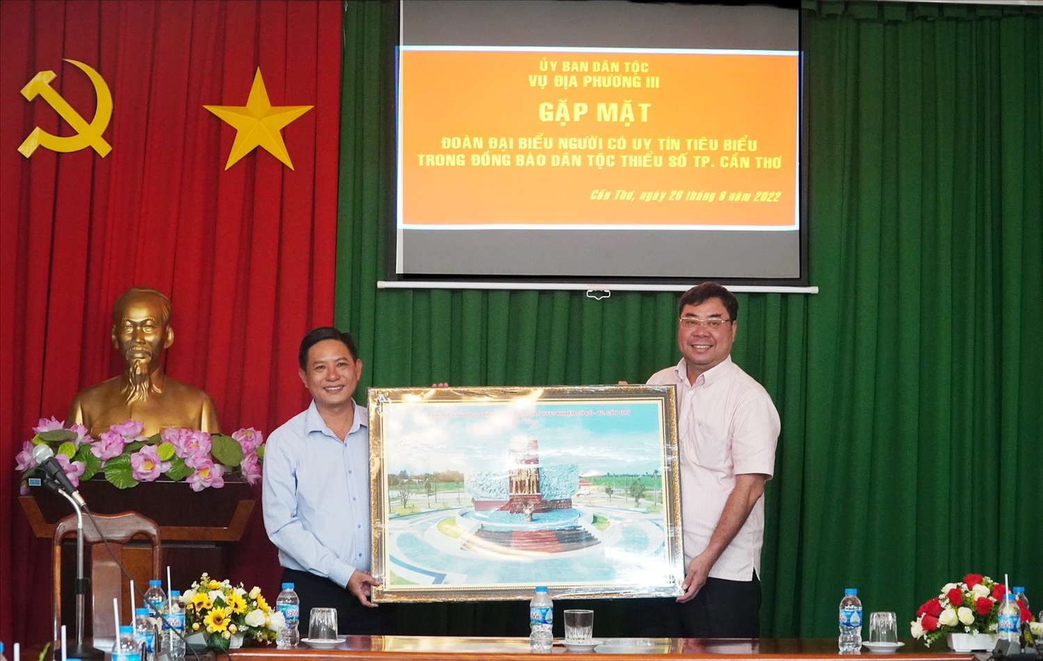 Ông Trần Tuấn Việt thay mặt Đoàn trao quà cho Vụ Địa phương III