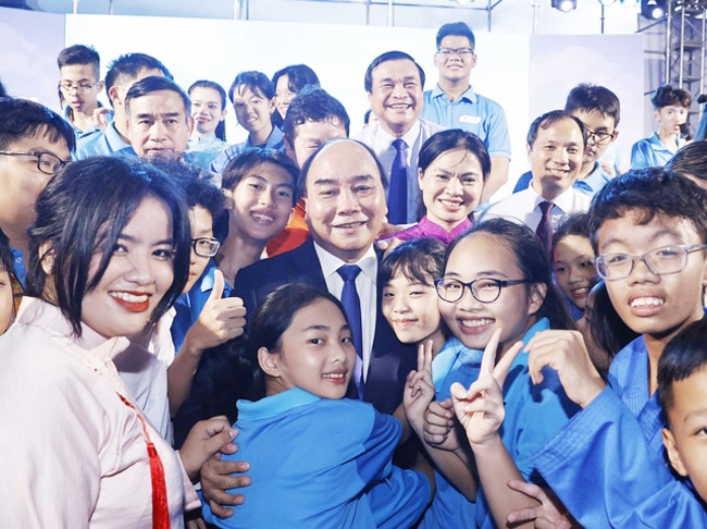 Chủ tịch nước Nguyễn Xuân Phúc với các em học sinh của Trường Tiểu học, THCS, THPT Hy Vọng