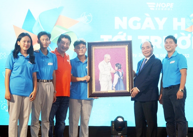 Chủ tịch nước tặng bức tranh Chủ tịch Hồ Chí Minh cho thầy và trò trường Hy Vọng. (Ảnh VGP/Thế Phong)