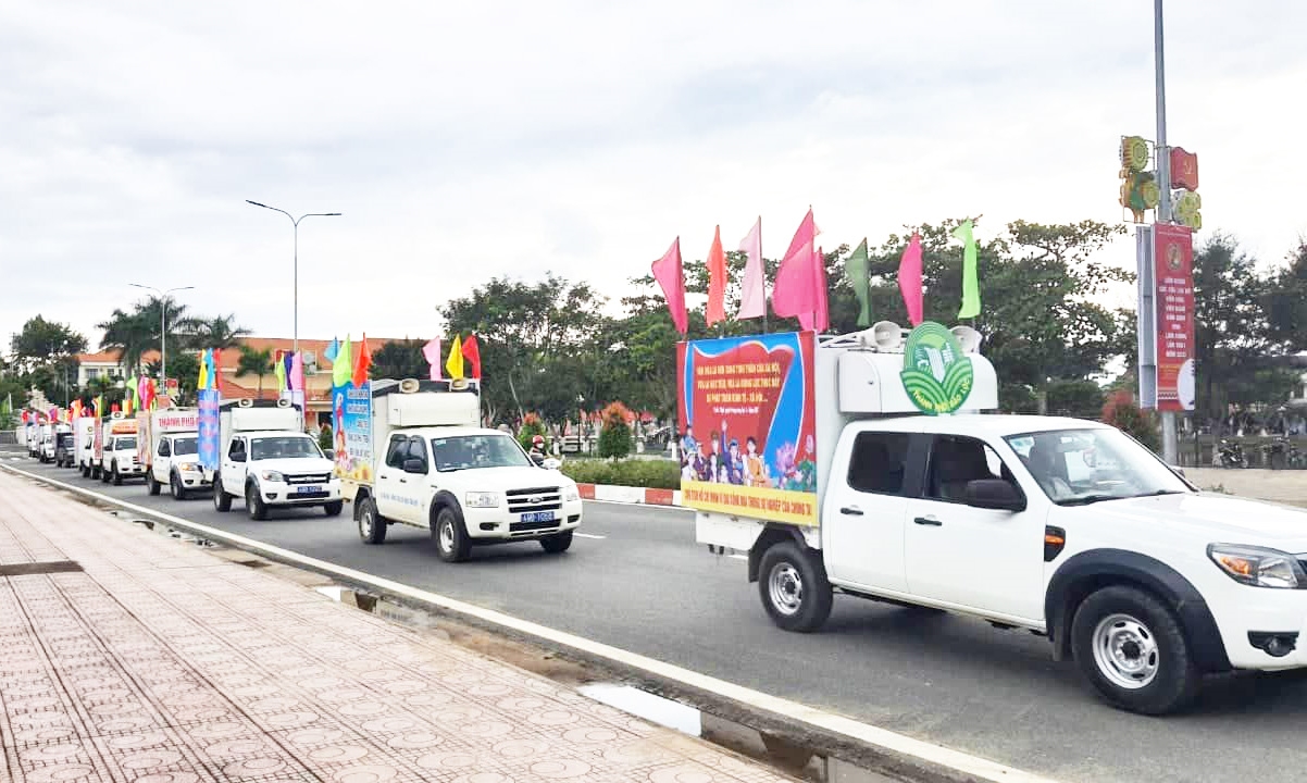 Hoạt động diễu hành xe tuyên truyền trên địa bàn huyện Lâm Hà, tỉnh Lâm Đồng