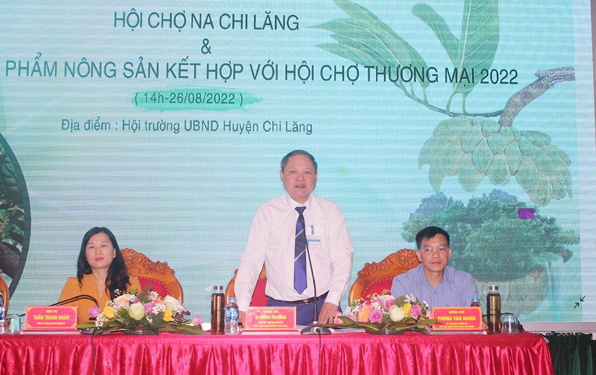 Tại buổi Họp báo, lãnh đạo huyện Chi Lăng thông tin, trả lời các câu hỏi của phóng viên 
