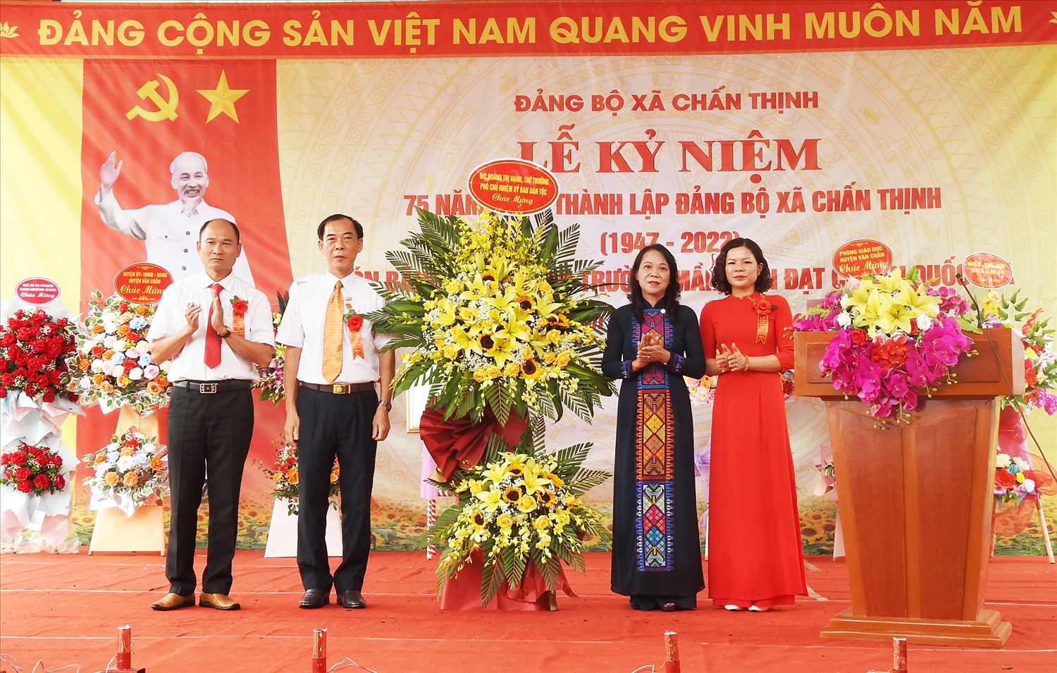 Thứ trưởng, Phó Chủ nhiệm Ủy ban Dân tộc Hoàng Thị Hạnh tặng hoa chúc mừng Đảng bộ xã Chấn Thịnh